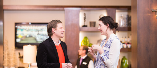 2 people talking at Oxford Hotel